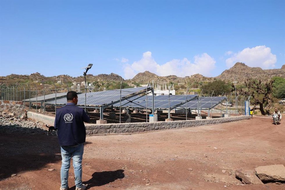 Placas solares para garantizar la extracción de agua en la región de Taiz, en Yemen