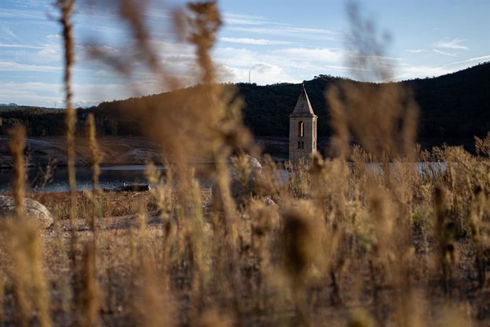 Archivo - Iglesia de Sant Rom de Sau en el pantano de Sau, a 20 de noviembre de 2023, en Vilanova de Sau, Barcelona, Catalunya (España). Las cuencas hidrográficas internas catalanas llevan ocho meses en la fase de excepcionalidad por la sequía. Los baj