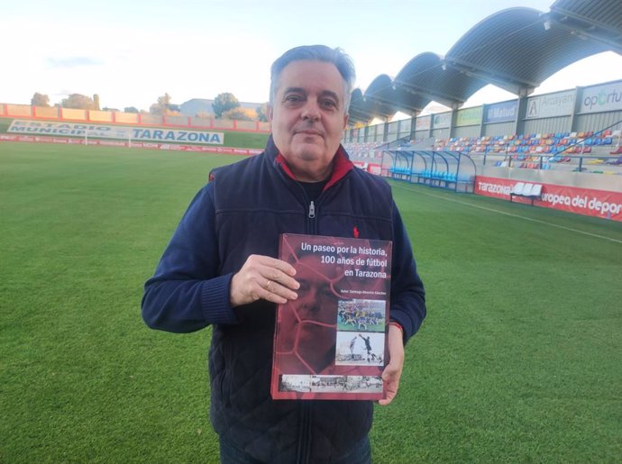 El autor, Santiago Albericio, con el libro publicado.