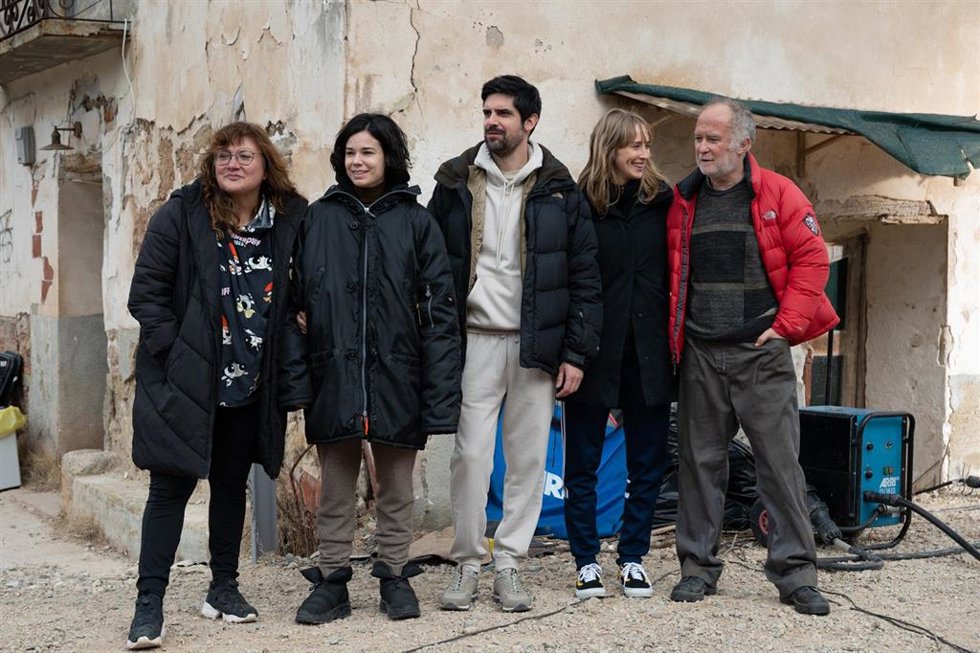 Archivo - (I-D) La directora de cine Isabel Coixet y los actores Laia Costa, Francisco Carril, Ingrid García-Jonsson y Luis Bermejo posan durante el rodaje de la película Un amor de Isabel Coixet, a 8 de marzo de 2023, en Nalda, La Rioja (España).