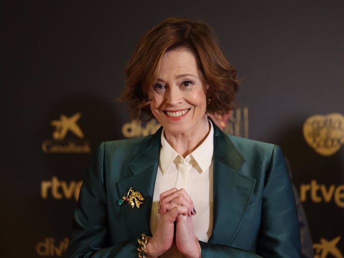 La actriz y productora de cine estadounidense Sigourney Weaver posa a su llegada a una rueda de prensa en el Ayuntamiento de Valladolid, a 9 de febrero de 2024, en Valladolid, Castilla y León (España).