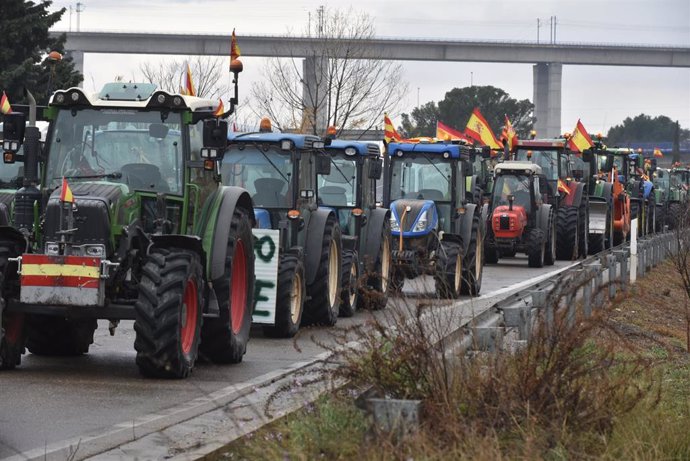 Tractores en dirección a Zaragoza por la carretera N-330 en las jornadas de protestas. 