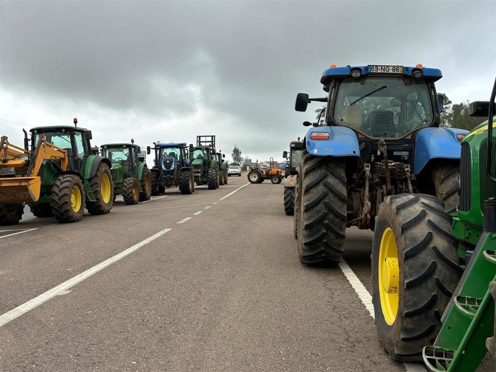Tractores cortan una carretera en Extremadura durante las protestas convocadas por los agricultores
