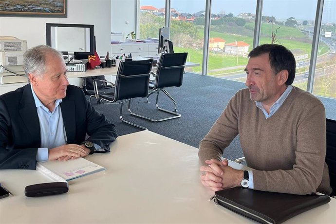 El consejero de Industria, Empleo, Innovación y Comercio, Eduardo Arasti (izda), y el director general de ANFAC, José López-Tafall