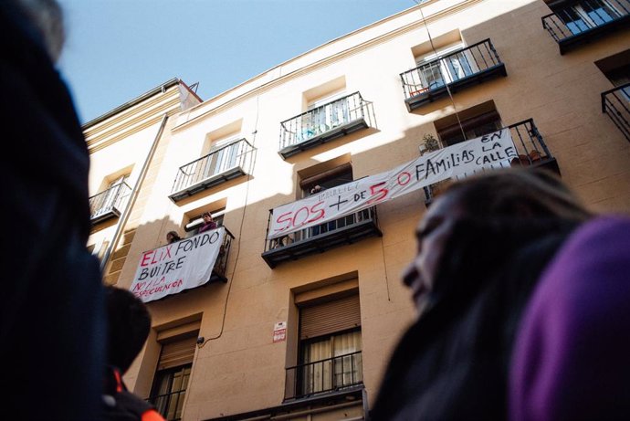 Varias personas durante una acción protesta para evitar la compra del edificio Tribulete 7, a 3 de febrero de 2024, en Madrid (España). Los vecinos del edificio Tribulete 7 han organizado una acción musical con el objetivo de evitar su compra por parte de