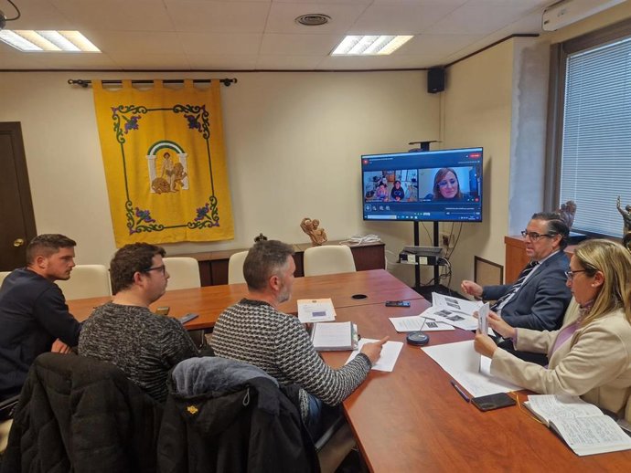 El delegado territorial de Desarrollo Educativo y Formación Profesional, Miguel Briones,en una reunión.