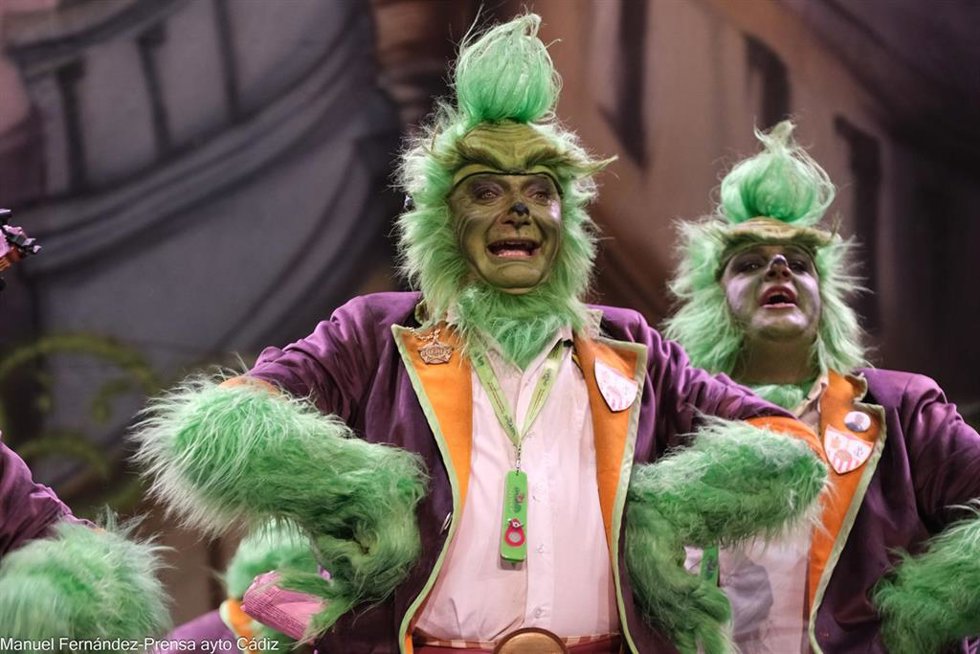 El pregonero del Carnaval de Cádiz, Juan Manuel Braza 'el Sheriff' en la actuación de semifinales del concurso del Falla con su chirigota 'El Grinch de Cai'.