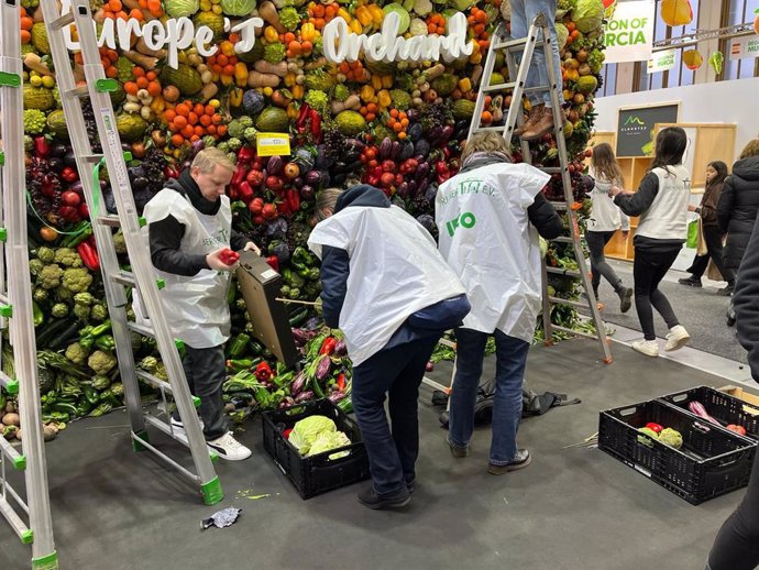 Los más de 1.500 kilos de frutas y verduras que han adornado el jardín vertical del estand de la Región en la feria Fruit Logística