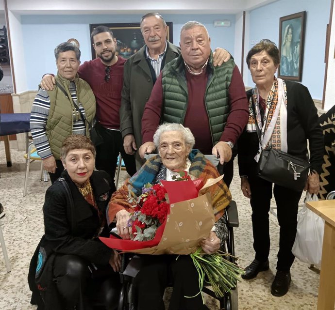 Rafaela Vizcaíno, la mujer más longeva de Huelva, celebra su cumpleaños con parte de su familia.