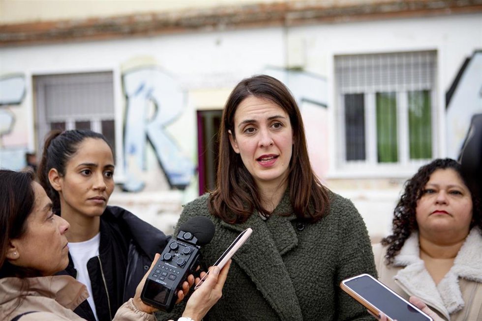 La portavoz de Más Madrid en el Ayuntamiento, Rita Maestre, desde la parroquia San Carlos Borromeo, en Entrevías