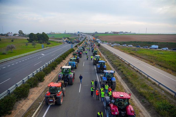 Imagen de archivo de tractores en una de las protestas anteriores de los agricultores en la provincia de Sevilla 