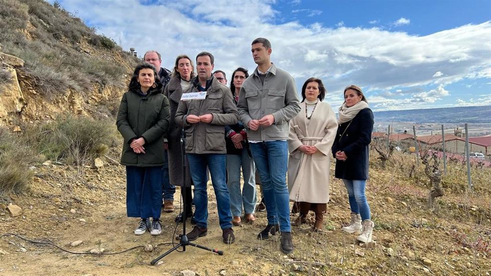 Imanol Pradales, junto a integrantes de la lista por Álava a las elecciones vascas