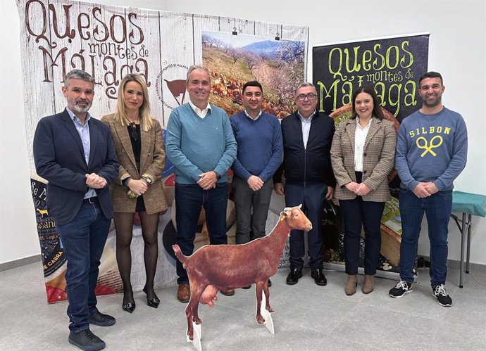 El diputado provincial del PSOE José Juan Jiménez, visita a las instalaciones de Quesos Montes de Málaga de Colmenar.