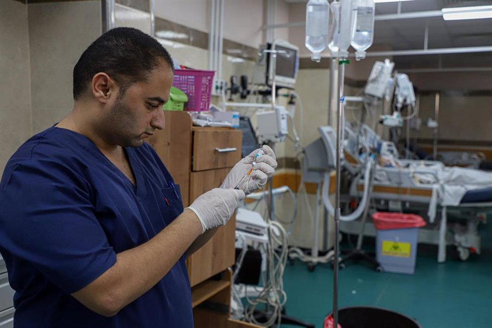 Archivo - Médico en el hospital Nasser de Jan Yunis 