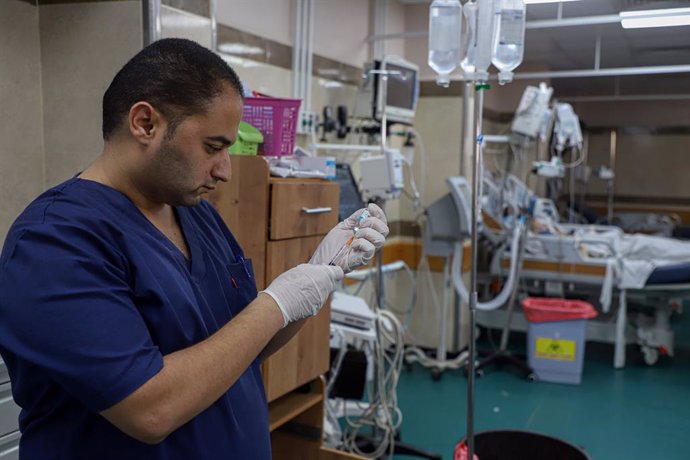 Archivo - GAZA, Oct. 23, 2023  -- A medical worker operates at Nasser Hospital to save the lives of citizens after Israeli airstrikes, in the center of the city of Khan Younis, south of the Gaza Strip, Oct. 22, 2023.   The death toll of Palestinians from 