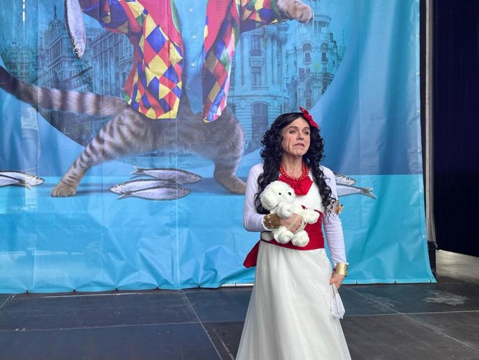 El modista Lorenzo Caprile inaugura el Carnaval 2024 en Madrid disfrazado de la XIII Duquesa de Alba