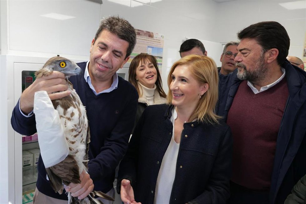El 'president' de la Generalitat, Carlos Mazón, visita, junto con la consellera de Medio Ambiente, Agua, Infraestructuras y Territorio, Salomé Pradas, y el alcalde de Alicante, Luis Barcala, centro de recuperación de fauna 'Santa Faz'