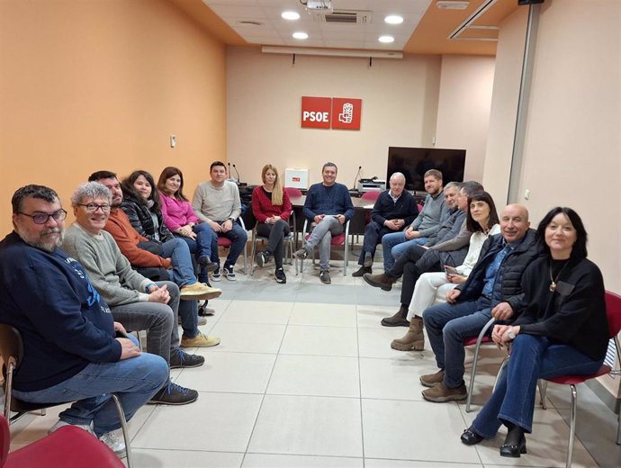 El PSOE Alto Aragón acusa a Samper de "enterrar" las demandas del sector agrario al llegar al Gobierno autonómico.