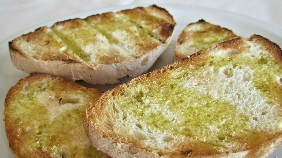 Archivo - Pan con aceite