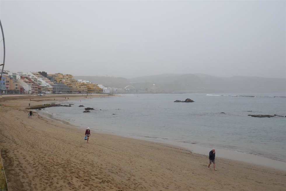 Archivo - La calima visible desde la playa de 'Las Canteras' de Las Palmas de Gran Canaria, a 13 de febrero de 2023, en Las Palmas de Gran Canaria, Gran Canaria, Islas Canarias (España). Las islas de la provincia de Las Palmas -Gran Canaria, Lanzarote y