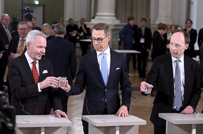 L'exministre d'Exteriors de Finlàndia Pekka Haavisto brinda amb l'ex-primer ministre Alexander Stubb davant la mirada del líder ultradretà Jussi Halla-aho