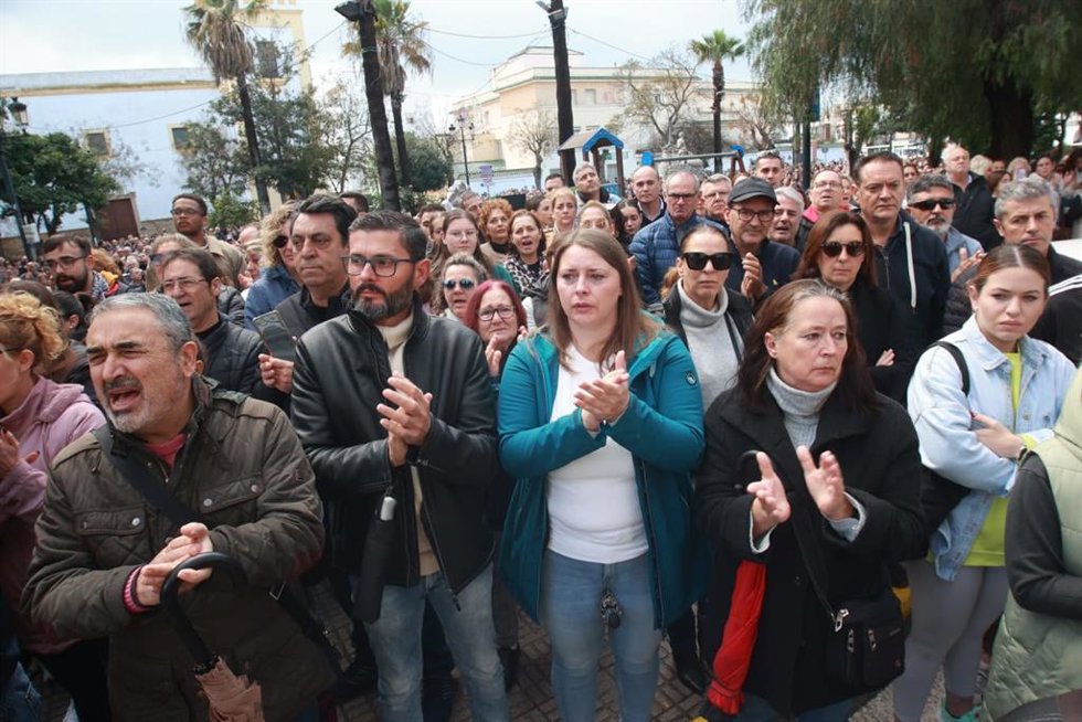 Vecinos y vecinas de Barbate se concentran este sábado por la muerte de dos guardias civiles en una operación contra el narcotráfico.