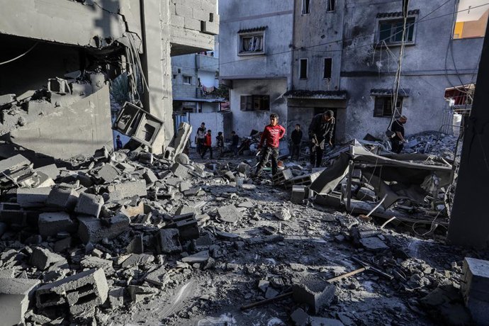Archivo - Palestins inspeccionen els danys causats per un bombardeig de l'exrcit d'Israel contra la ciutat de Rafah, al sud de la Franaj de Gaza (arxiu)