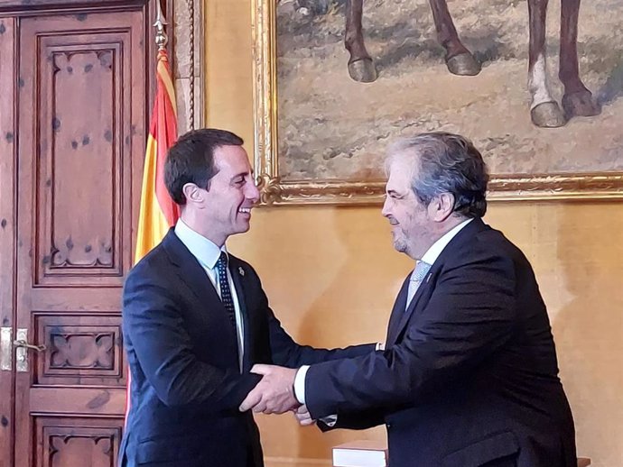 El presidente del Consell, Llorenç Galmés, felicita al nuevo conseller insular de Hacienda y Función Pública, Rafel Bosch.