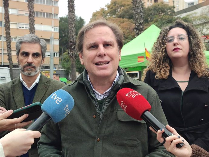 El portavoz de Vox en el Parlament, Joan Garriga, en declaraciones a los periodistas