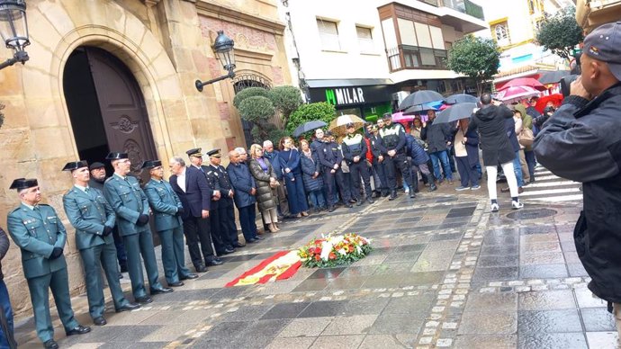 Concentración en Algeciras por los dos agentes de la Guardia Civil fallecidos por una narcolancha en Barbate
