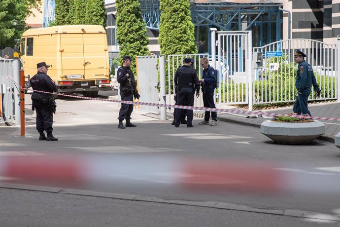 Archivo - MOSCOW, May 30, 2023  -- Police officers stand guard at the site of a drone attack in Moscow, Russia, May 30, 2023. Several buildings were slightly damaged by a drone attack in Moscow early Tuesday, Russia's RIA Novosti reported, citing Moscow M