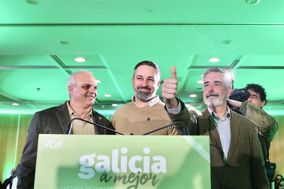 (I-D) El candidato de VOX en A Coruña, Manuel Fuentes, el líder de VOX, Santiago Abascal, y el candidato a la Presidencia de la Xunta de Galicia y cabeza de lista de VOX por Pontevedra, Álvaro Díaz-Mella, durante un acto de campaña de VOX, en el Hotel L
