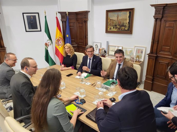 El consejero de Industria, Energía y Minas de la Junta de Andalucía, Jorge Paradela, ha mantenido un encuentro con el ministro de Energía, Protección del Clima, Ecología y Agricultura de Sajonia, Wolfram Günther.