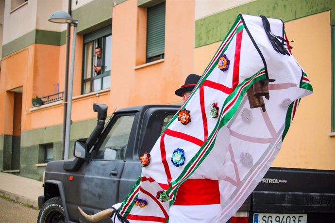 La Barrosa sale a las calles de Abejar (Soria) para cumplir con el ritual ancestral y carnavalesco