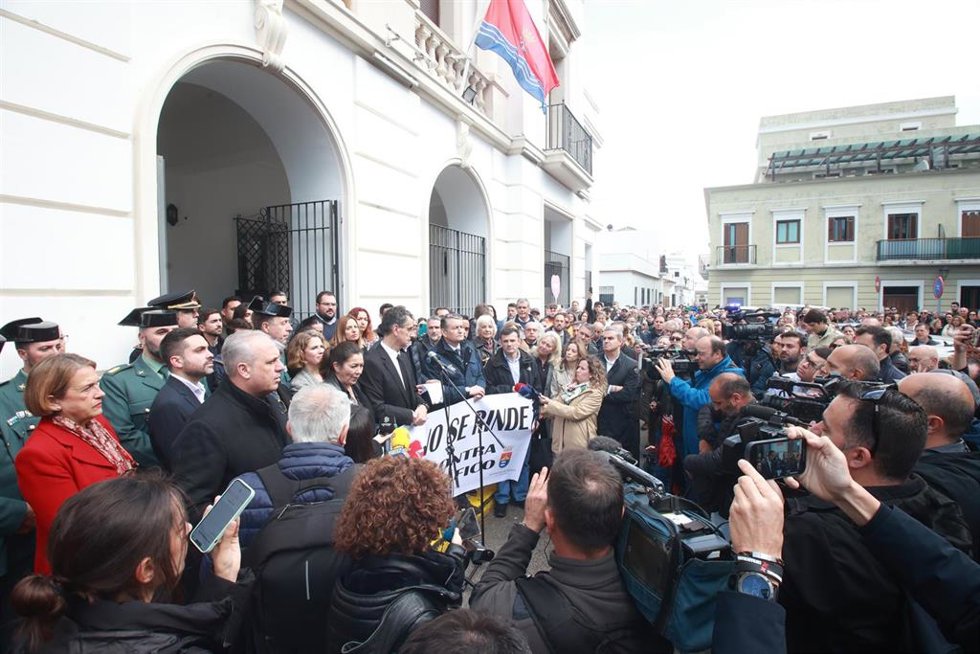 Cientos de vecinos se concentran ante el Ayuntamiento de Barbate por la muerte de dos agentes de la Guardia Civil