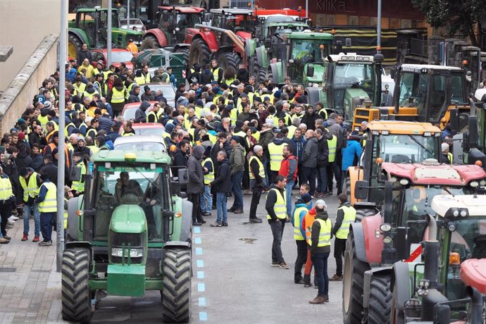 Los representantes hablan a los agricultores concentrados frente a la Consejería de Medio ambiente y Rural del Gobierno Navarra, tras una reunión de una representación de agricultores con el consejero, en la cuarta jornada de protestas de los ganaderos 