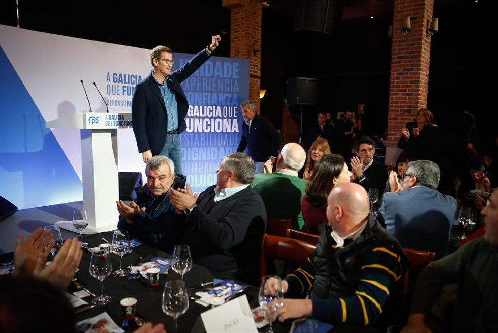 El presidente del Partido Popular, Alberto Núñez Feijóo, durante una comida de campaña del Partido Popular, en el restaurante Litmar, a 10 de febrero de 2024, en Sarria, Lugo, Galicia (España). El Partido Popular ha celebrado la comida-mitin de campaña 
