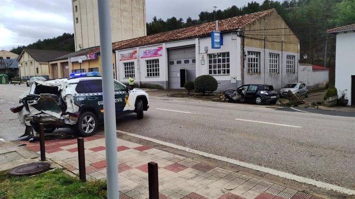 Tres guardias civiles heridos en El Burgo (Soria) al ser arrolados sus vehículos por el camión que perseguían .