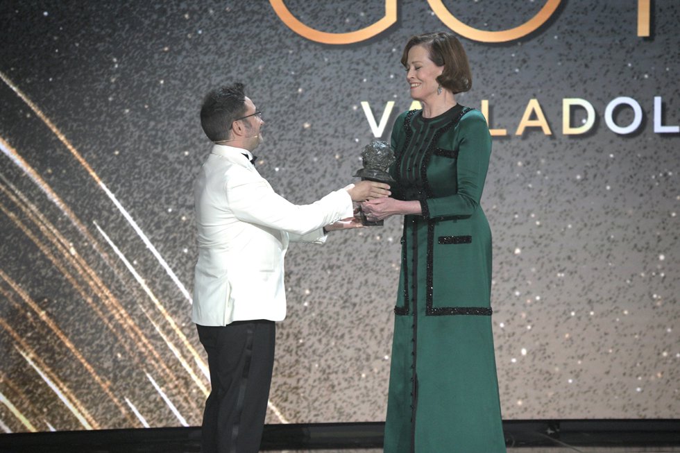 El cineasta Juan Antonio Bayona entrega a la actriz estadounidense Sigourney Weaver el Goya Internacional