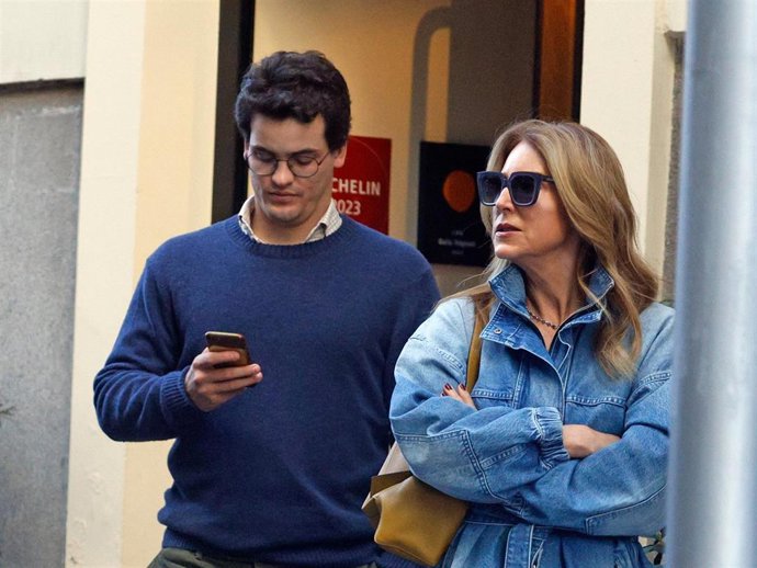Carolina Molas sale de un restaurante junto a su hijo Jaime tras haber disfrutado de una comida en familia.