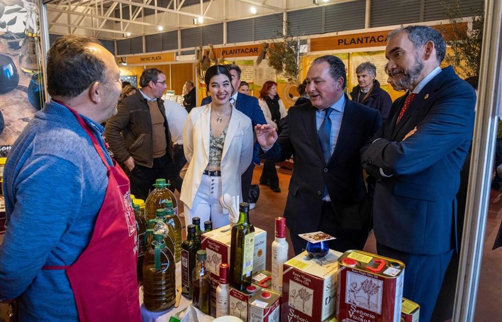 El presidente de la Diputación de Huelva, David Toscano, durante su visita a 'Oleozufre 2024'.