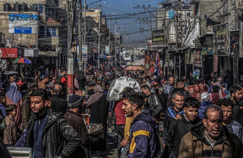 Palestinos en un mercado en la ciudad de Rafá, en el sur de la Franja de Gaza (archivo)