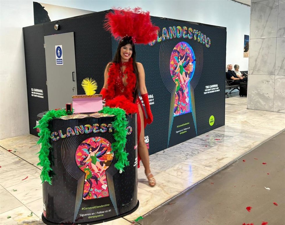 Los aeropuertos de Canarias promocionan el Carnaval entre los pasajeros que lleguen en estas fechas a las islias