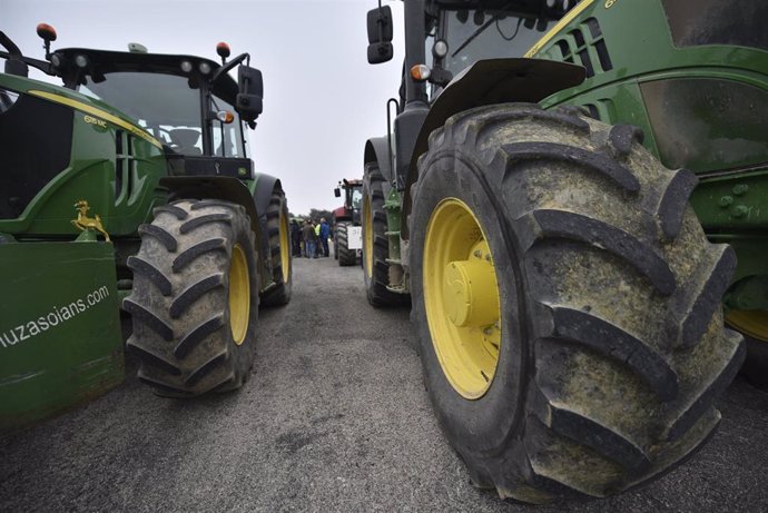 Los tractores de los agricultores se concentran por carreteras de la comunidad autónoma de Aragón.
