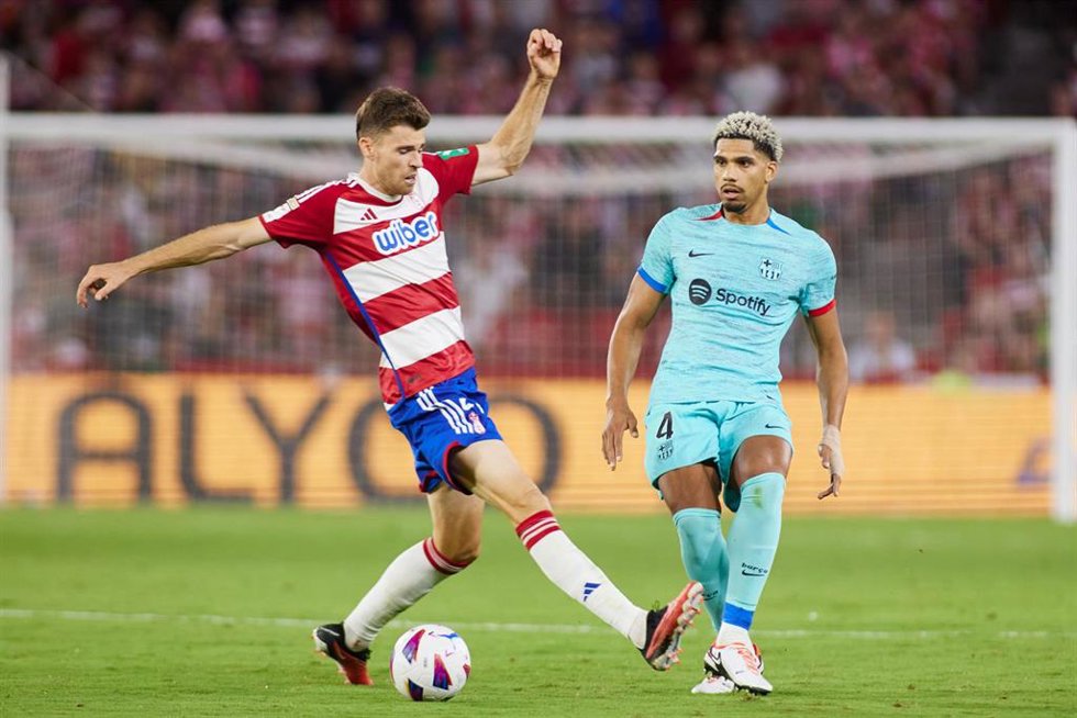 Archivo - Gerard Gumbau of Granada CF and Ronald Araujo of FC Barcelona in action during the Spanish league, La Liga EA Sports, football match played between Granada CF and FC Barcelona at Los Carmenes stadium on October 8, 2023, in Granada, Spain.