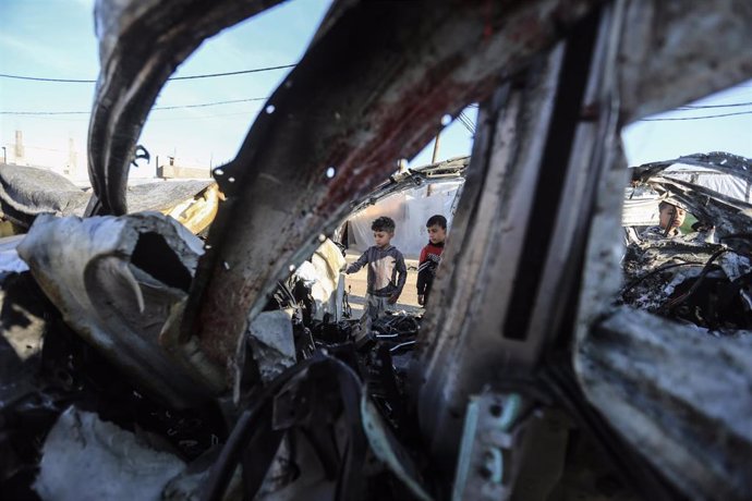 Restos de un vehículo destruido por un bombardeo del Ejército de Israel en Rafá, en el sur de la Franja de Gaza (archivo)