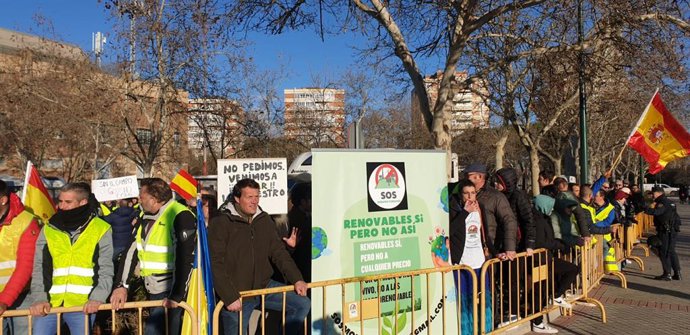 Protesta d'agricultors enfront de la Fira de Valladolid, on se celebren els Goya.