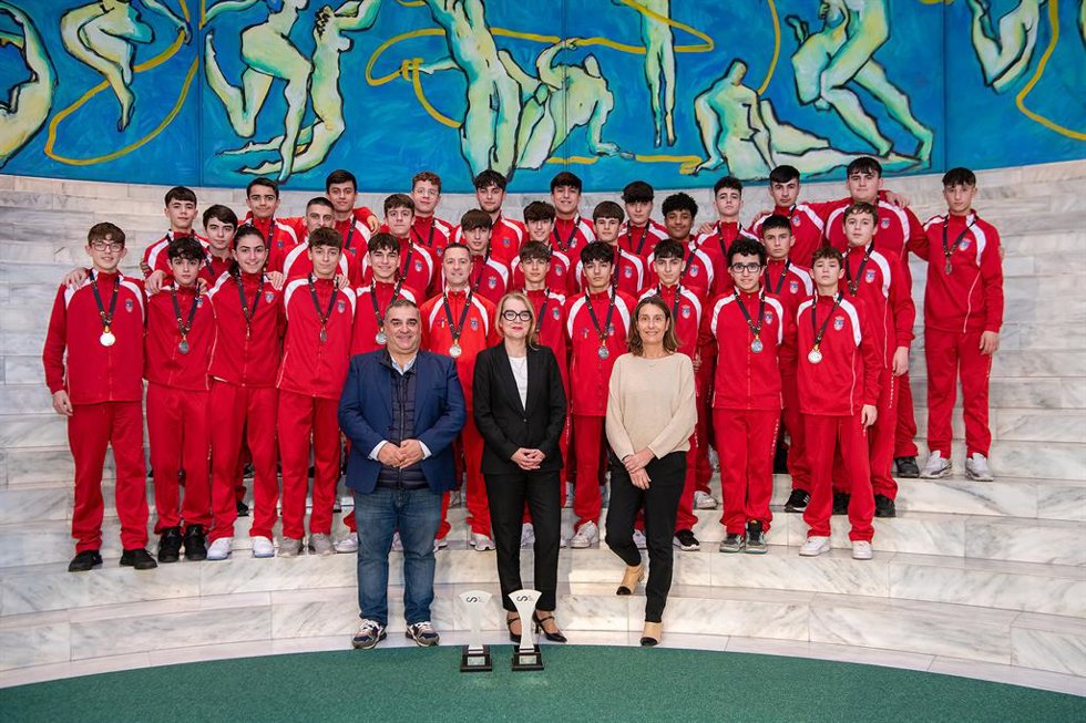 La consejera de Cultura, Turismo y Deporte, Eva Guillermina Fernández, recibe a las selecciones cántabras de balonmano cadete e infantil tras las medallas de plata que han obtenido en los Campeonatos de España