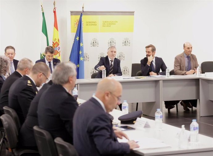 El ministro del Interior, Fernando Grande-Marlaska (c), junto al delegado de Gobierno en Andalucía, Pedro Fernández (2i), durante la reunión. A 9 de febrero de 2024, en Cádiz (Andalucía, España).