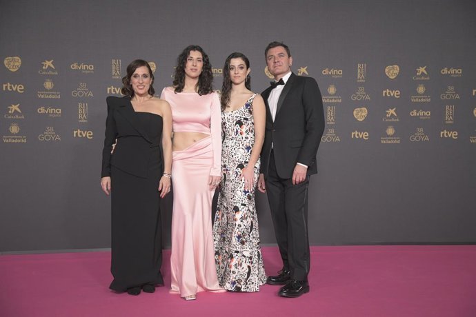 El equipo de 'La Creatura' posa en la alfombra rosa previa a la gala de la 38 edición de los Premios Goya, en el Auditorio Feria de Valladolid, a 10 de febrero de 2024, en Valladolid, Castilla y León (España). La Academia celebra la calidad del cine esp